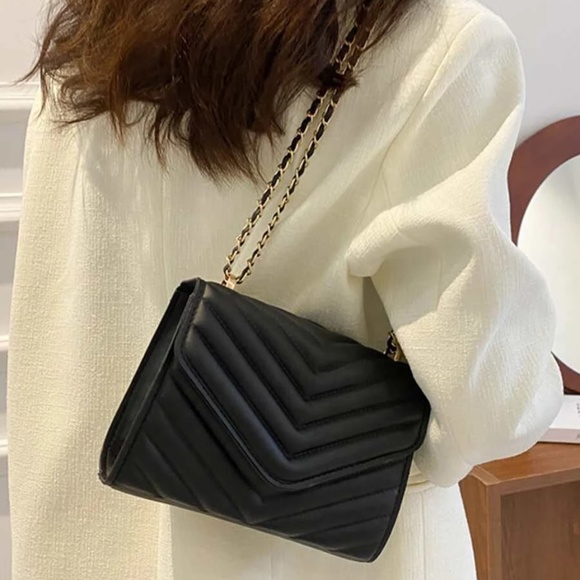 Luxe vegan Leather Quilted Chain Bag - Picture 4 of 10